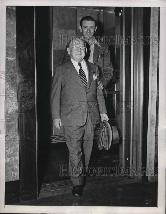 1945 William Lerach and Mike Green leaving the Empire State building - Historic Images