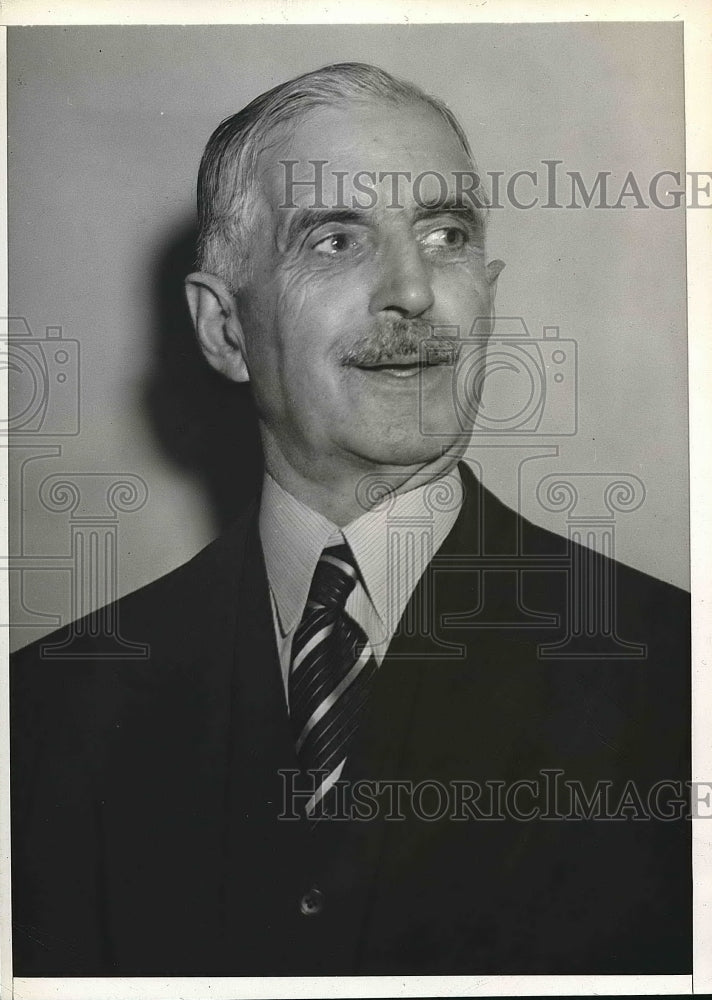 1945 Dr. Milton Lennon after testifying at trial  - Historic Images