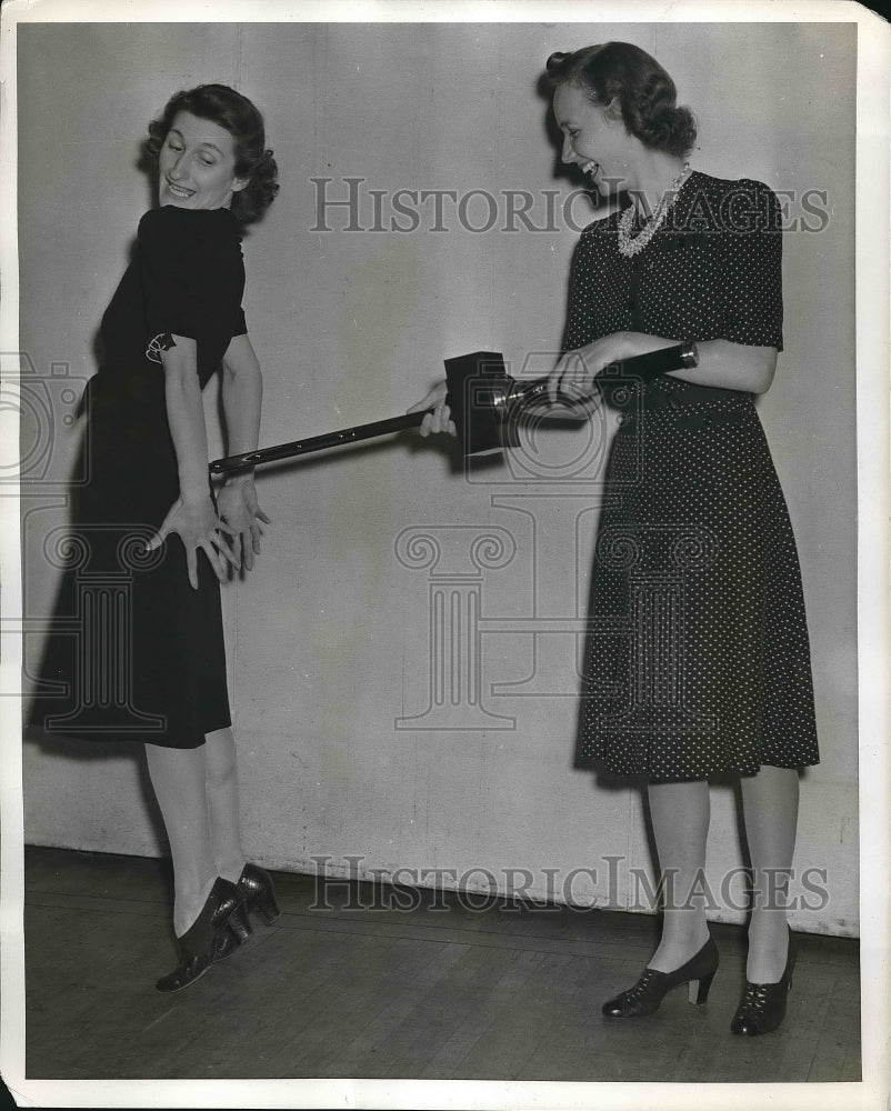 1940 Press Photo Maxine Gould and Janet Dempster testing electric prod - Historic Images