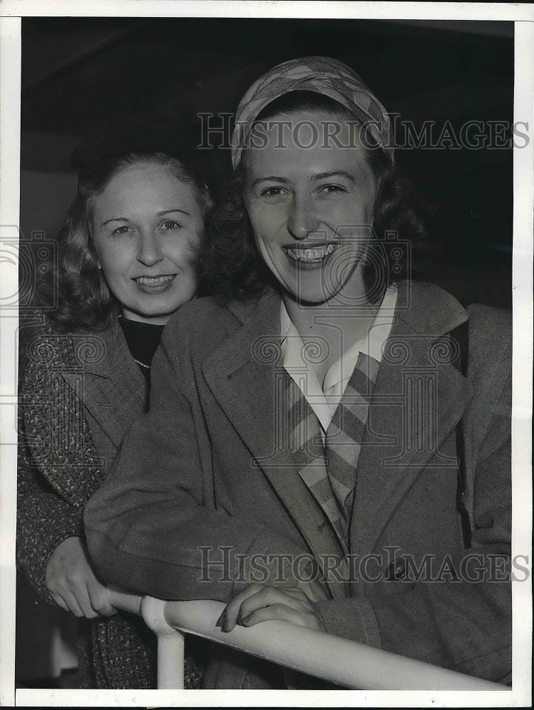 1941 Virginia Lane and Pauline Von Seht arriving in New York - Historic Images