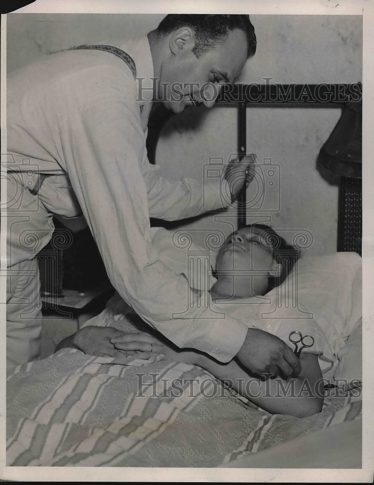 1936 Press Photo Mrs. Leonard Loomis with Dr. Kanter Sticking - nea83027 - Historic Images