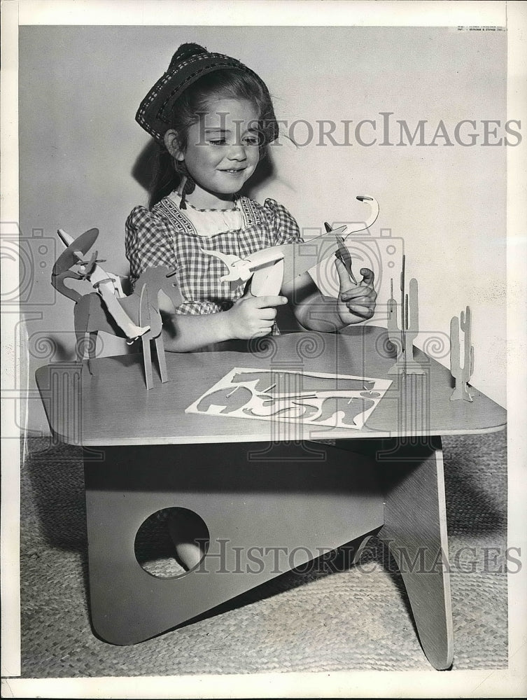 1942 Press Photo Shane McLeod playing with her toys - Historic Images