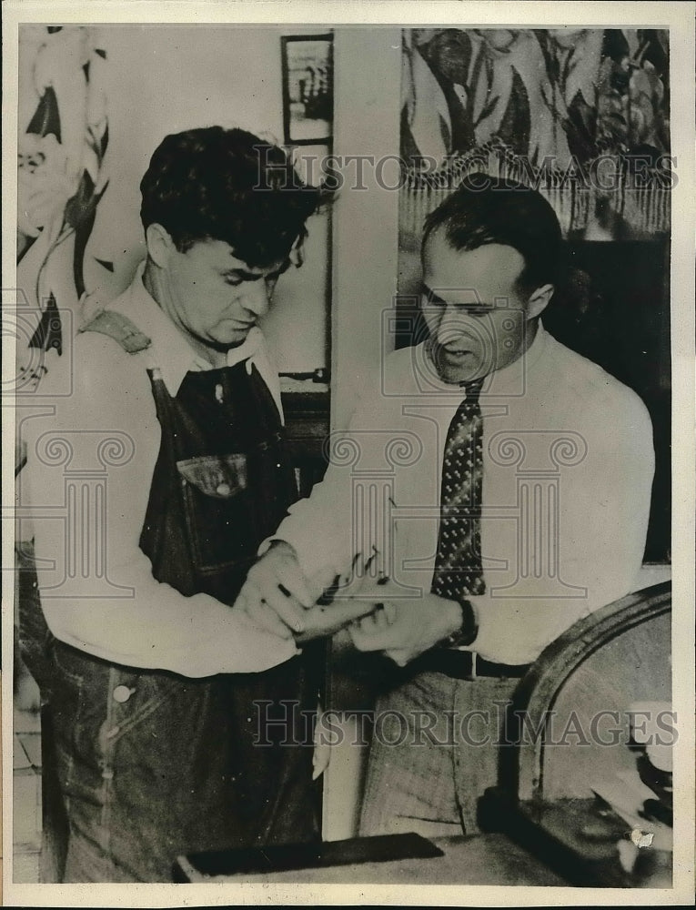 1931 Press Photo John Smith and Insecticide manufacturer with Sheriff - Historic Images