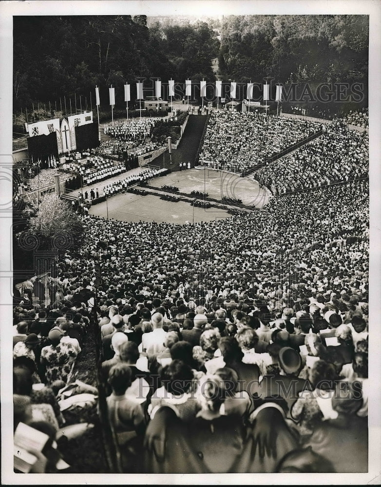 1953 20,000 attending Catholic&#39;s day in Berlin  - Historic Images