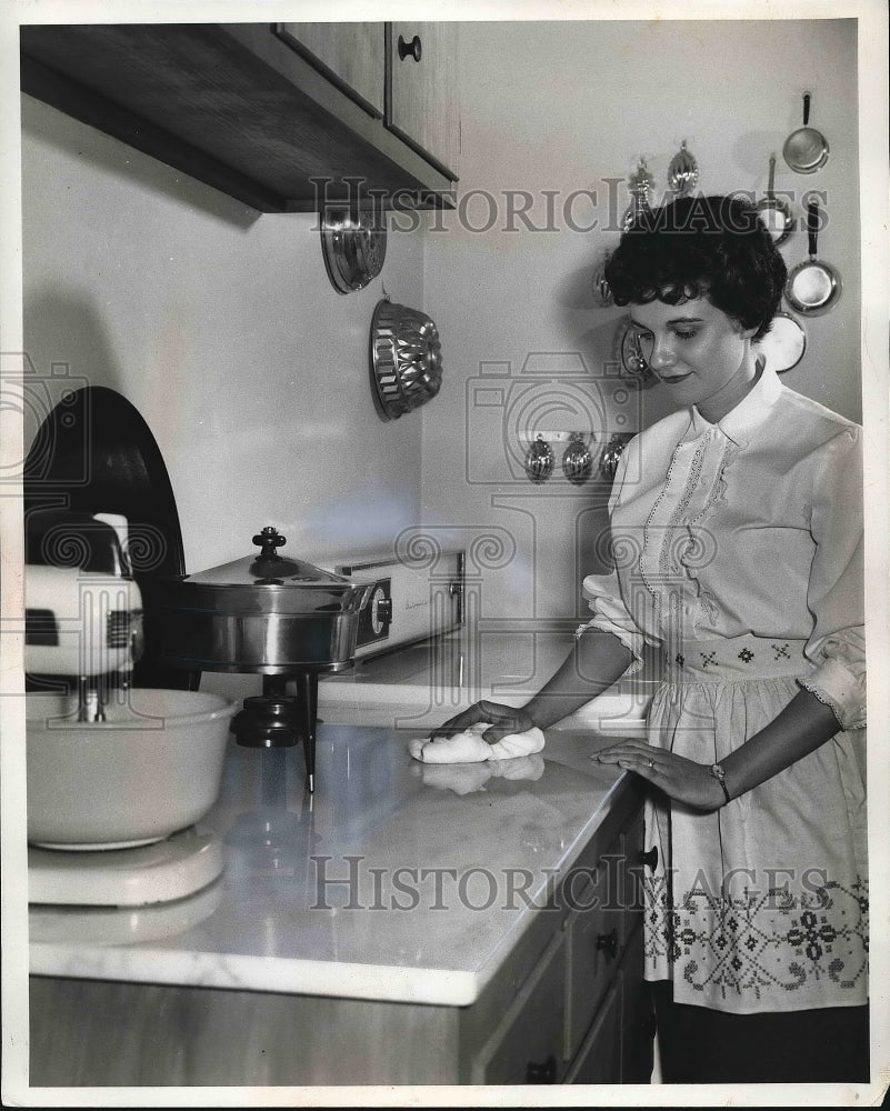 1962 Woman cleaning the kitchen counter  - Historic Images