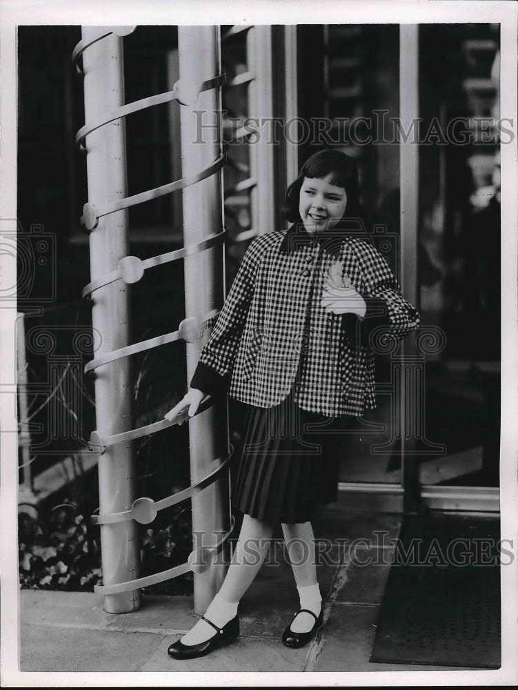 1953 Press Photo A young girl modeling children&#39;s fashion - nea83108 - Historic Images