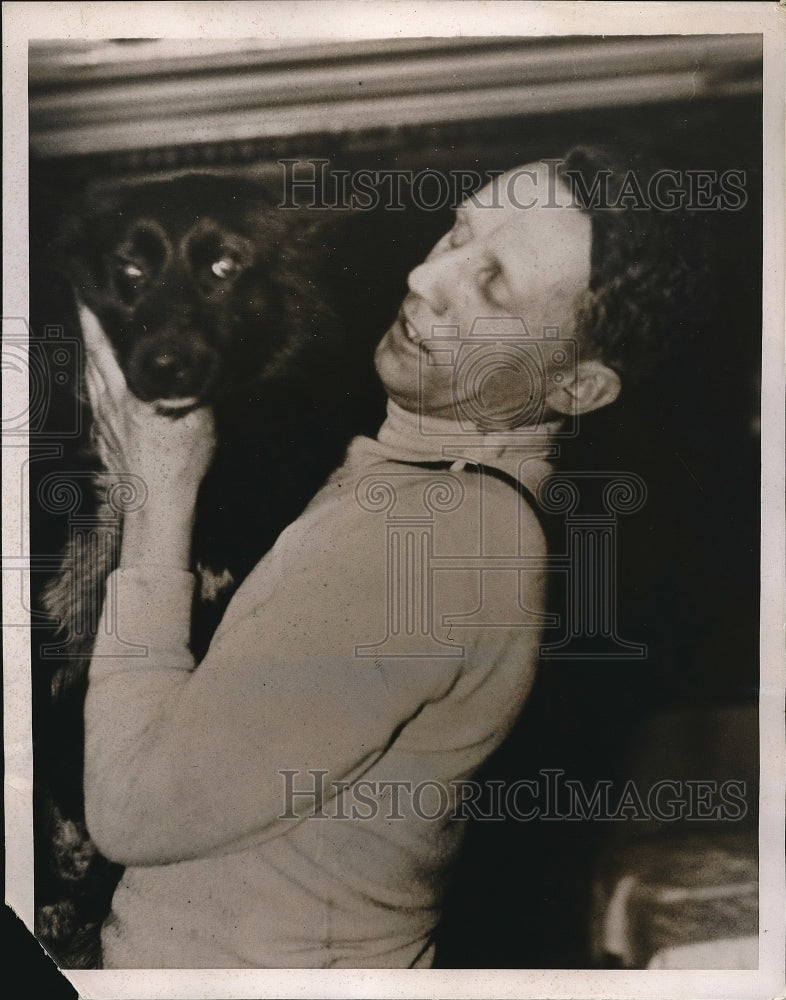 1936 Press Photo A man standing next to a rescued Soviet polar dog - Historic Images