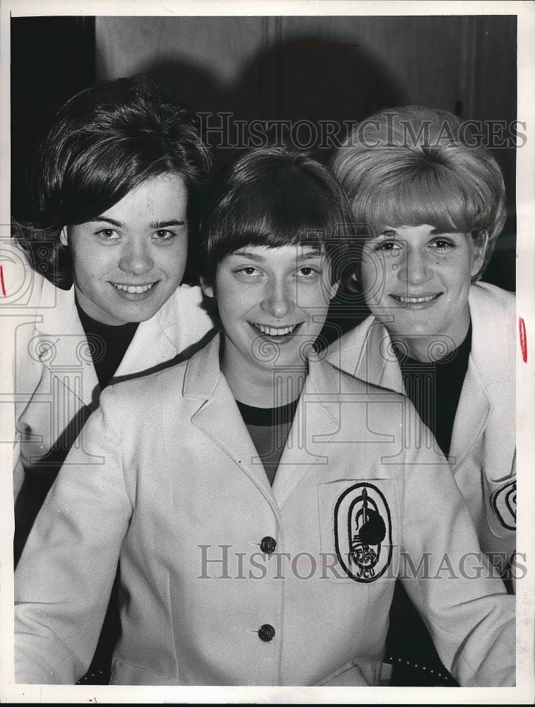 1967 Press Photo Marcia Steagler, Donna Wiecek and Cecelia Persin in a sorority - Historic Images