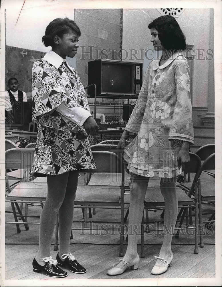 Press Photo Cleveland, Ohio, Ludlow school, Celeste Hill &amp; Anita Kelly - Historic Images