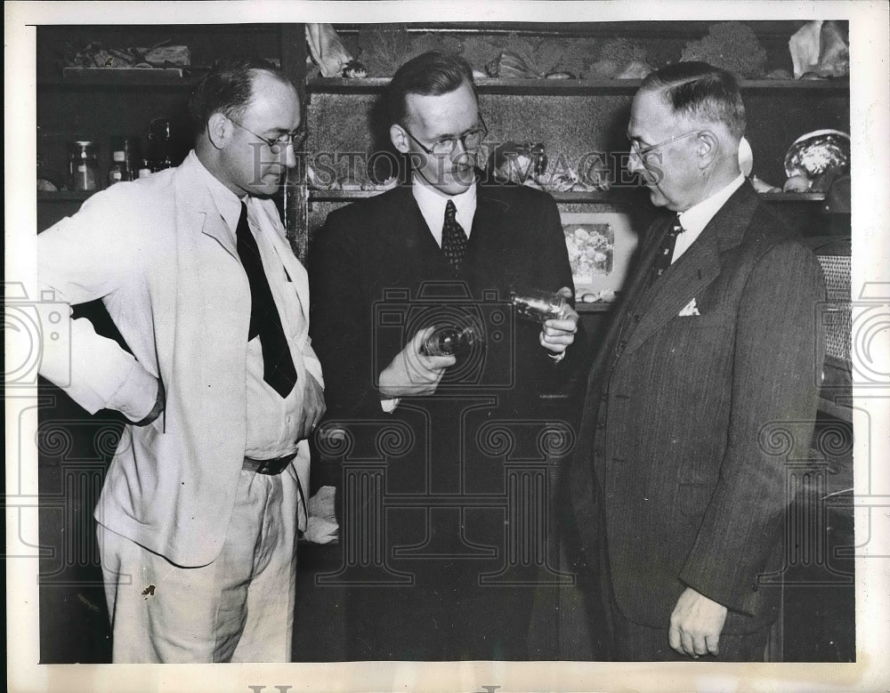 1943 Dr L. Sangmeister, N Wolfe &amp; HC Sieber &amp; deadly snake - Historic Images