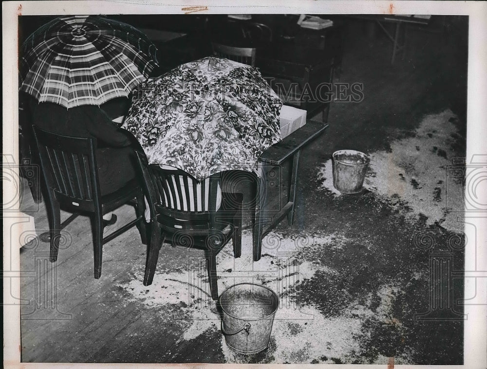 1948 Chicago, Ill courthouse with leaks in roof so umbrellas inside - Historic Images