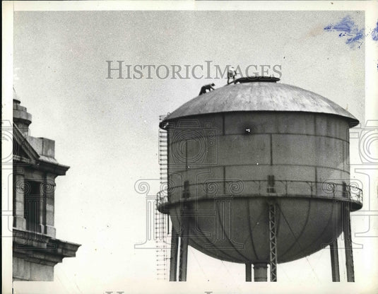1941 Press Photo Convict Robert Gales Climbs Water, Pursued by Prison Guard - Historic Images