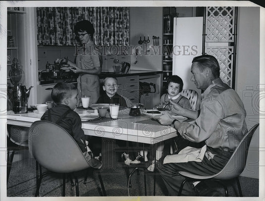 1962 Press Photo A housewife & family in kitchen as she prepares a meal - Historic Images