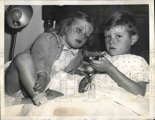 1945 Press Photo Atlanta, Ga Wayne & Barbara Littles & model plane in hospital-Historic Images