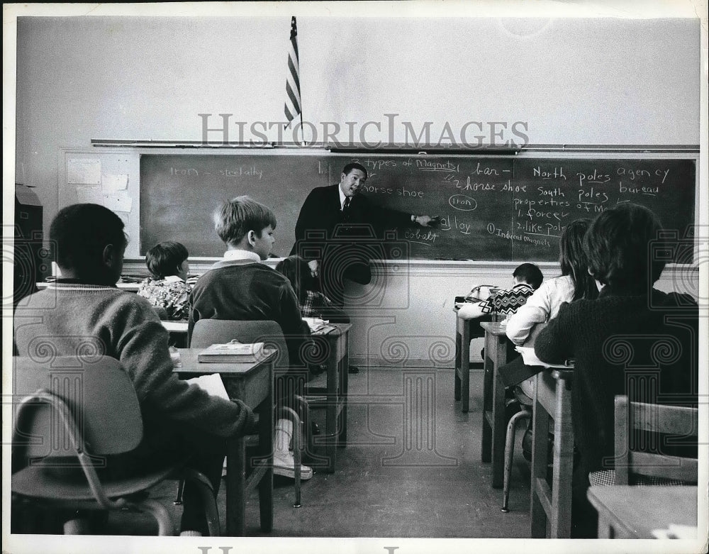 1968 Press Photo Teacher Lee Teaching Science Lesson in Classroom - nea83365 - Historic Images