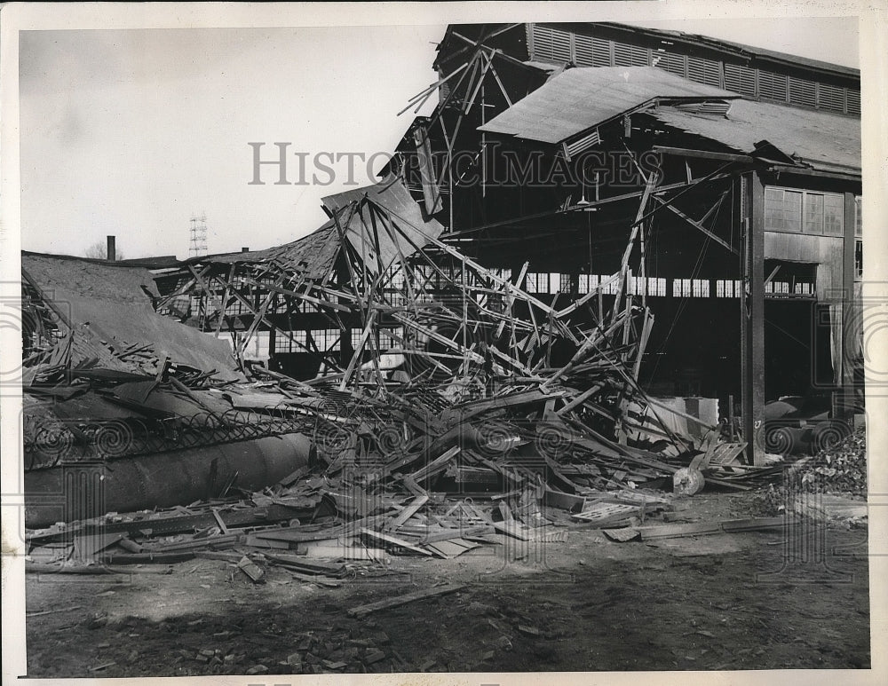 1946 Press Photo Philadelphia Iron works wrecked by fallen smokestack - Historic Images