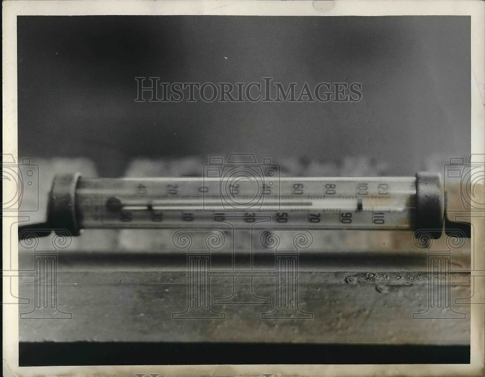 1938 Press Photo A therometer measuring 100 degrees - nea83413 - Historic Images