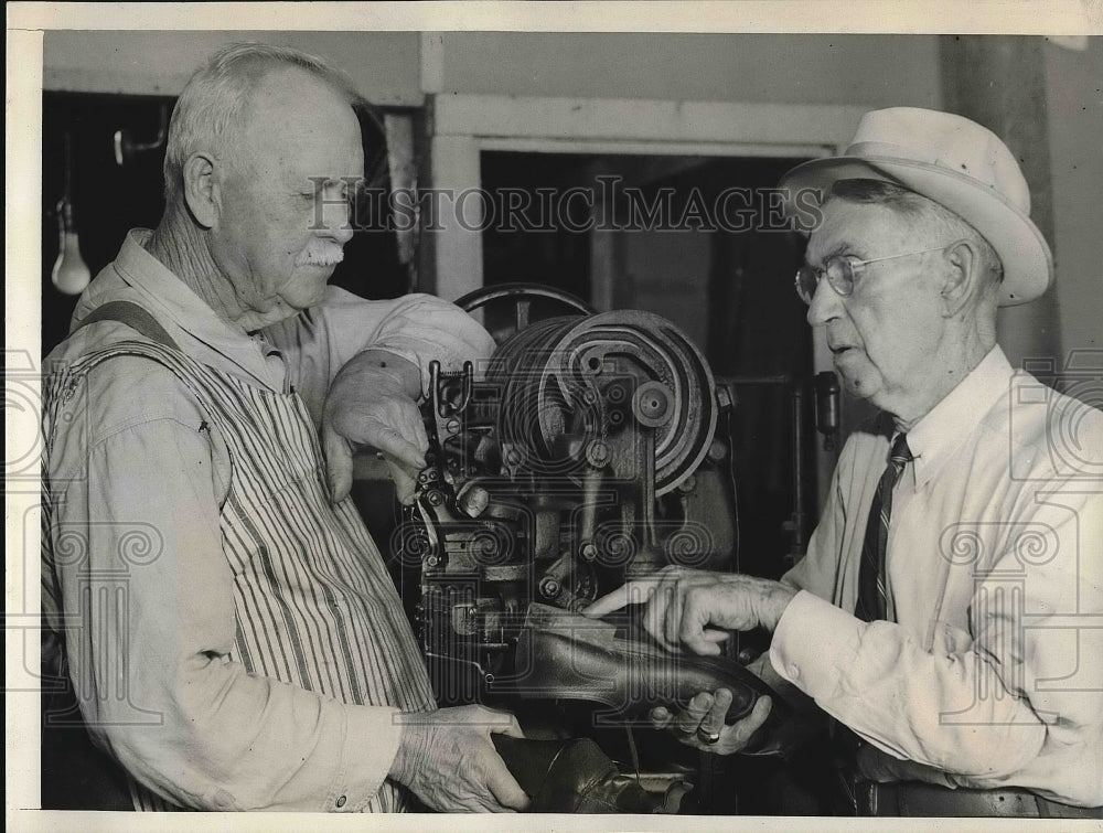 1940 Press Photo Cobbler Luzum Talking to Old Neighbor Elmer Cox in Elmwood - Historic Images