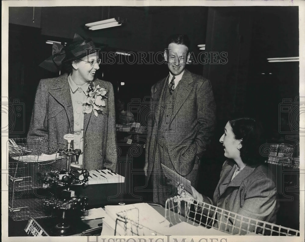 1949 Press Photo Hunters At Desk of Julia Lys for Book-of-the-Month Club - Historic Images