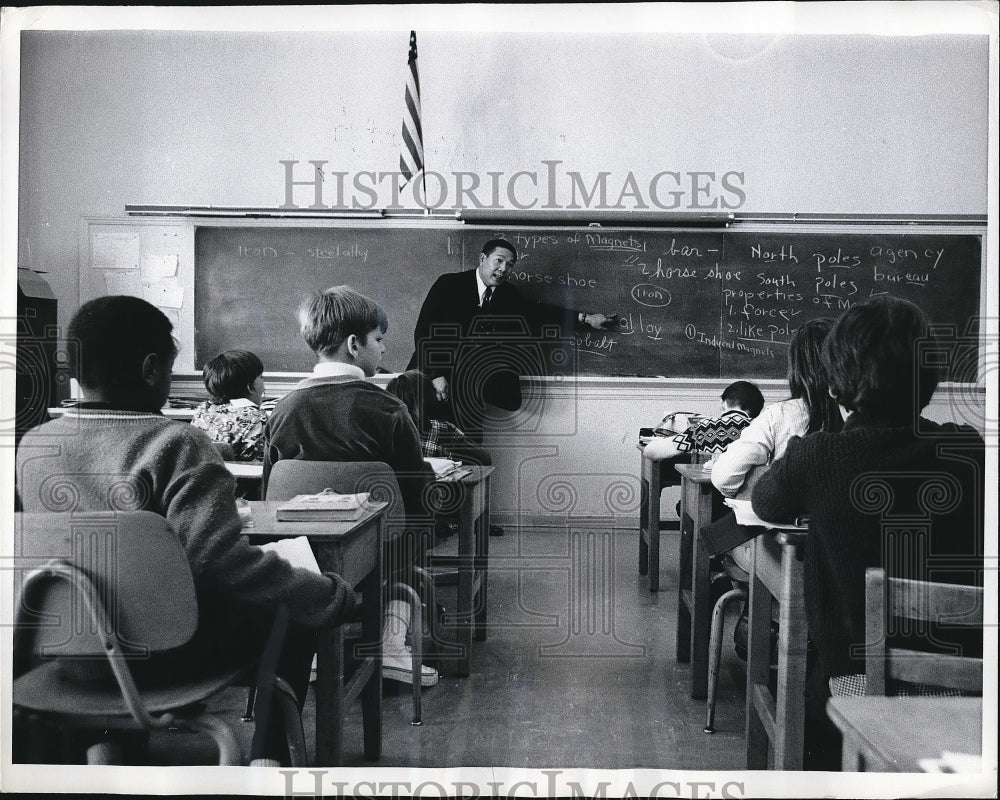 1968 Press Photo Teacher David Lee Conducting Science Lesson in Classroom - Historic Images