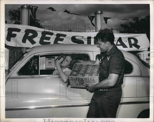 1950 Chicago, Ill Mrs Joe Klein & Tom Silverman gas station giveaway - Historic Images
