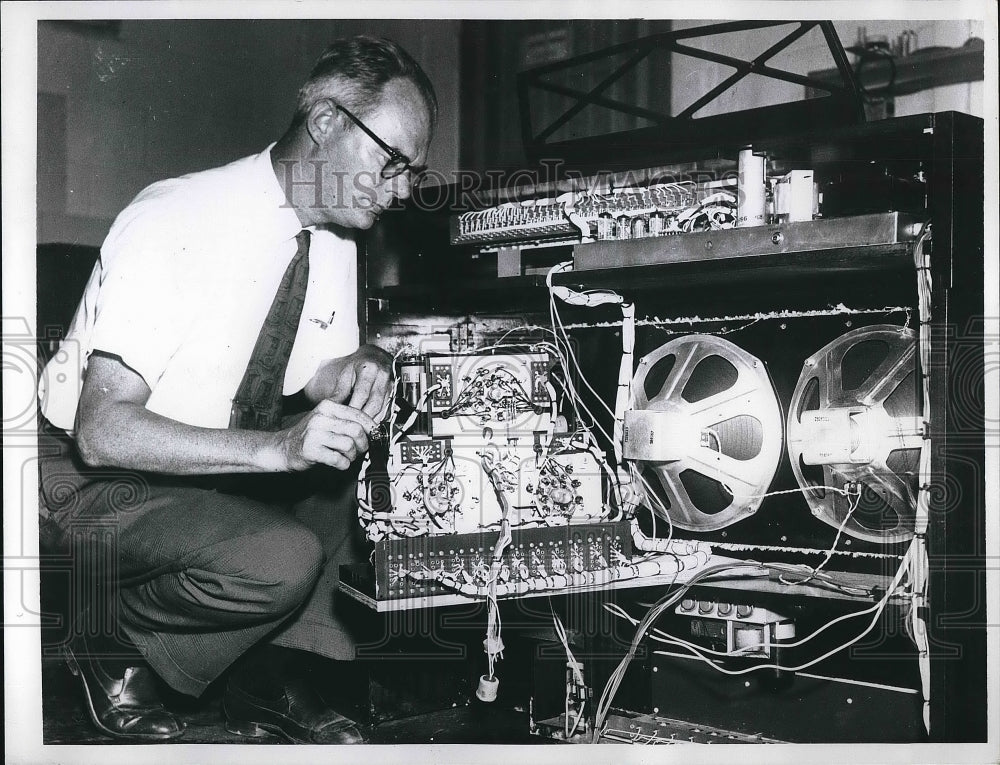1960 Press Photo Jonathan Broom Checking Rhythm-Cope Electronic Organ - Historic Images