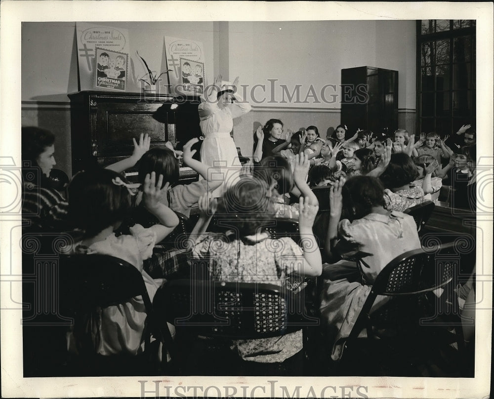 1940 Jean Dickenson visits a hospital for children.  - Historic Images