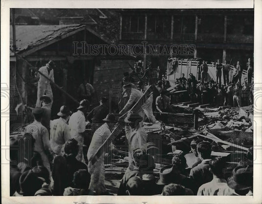 1946 Press Photo Firefighters Comb Through Wreckage Of WN Wessell Co Building-Historic Images
