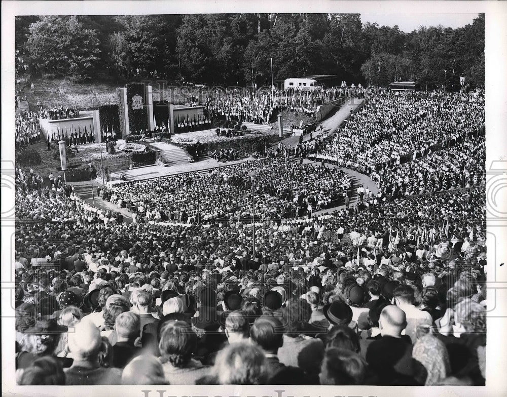 1951 Press Photo German Catholics Gather In Waldbuhne Stadium - Historic Images