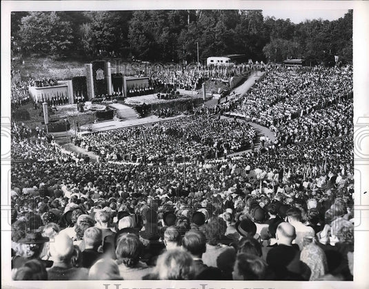 1951 Press Photo German Catholics Gather In Waldbuhne Stadium - Historic Images