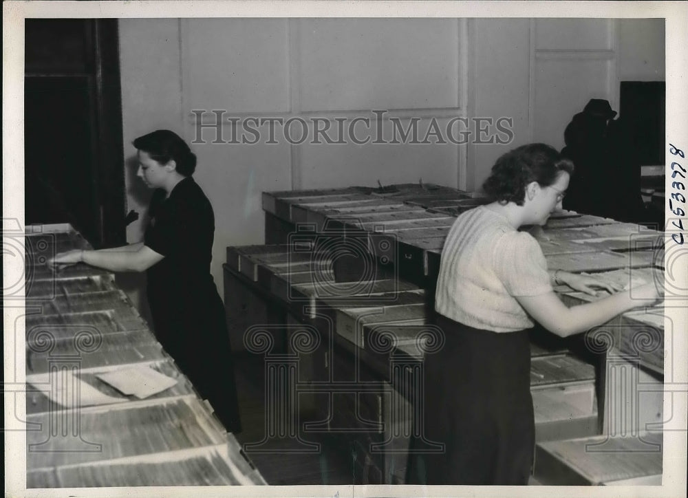 1939 Press Photo Cleveland Workers File Relief Order Paperwork - nea83522-Historic Images