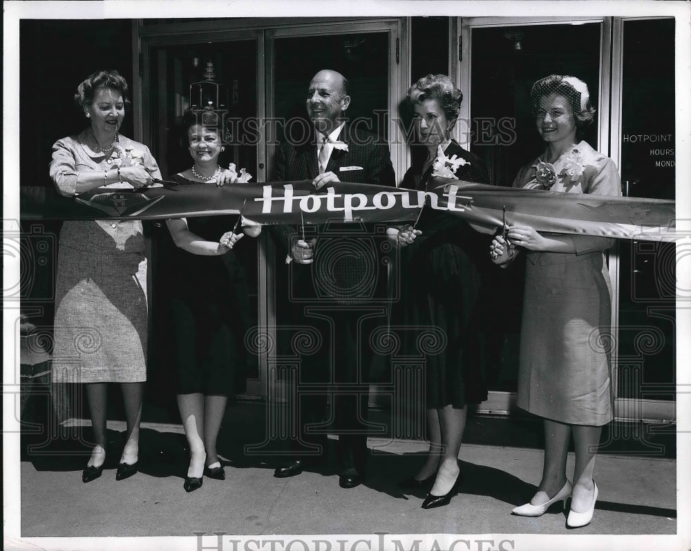 1961 Press Photo Hotpoint Division of General Electric Co. Opening Doors - Historic Images