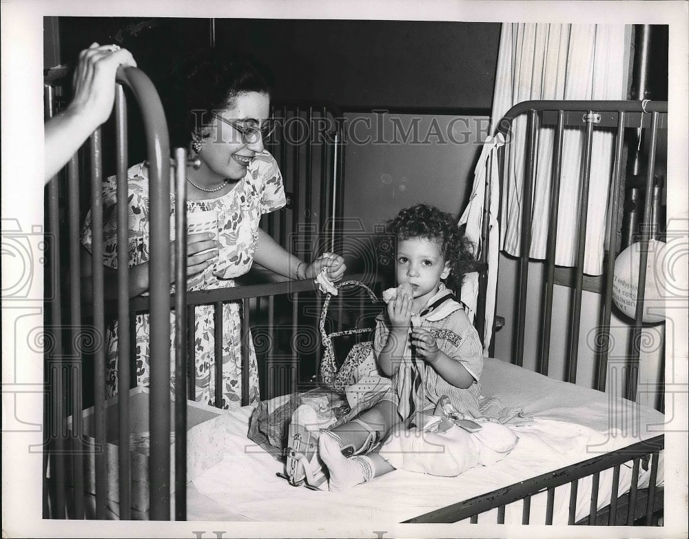 1952 Press Photo Child Connie Pichrelli in Rainbow Hospital with Mother - Historic Images