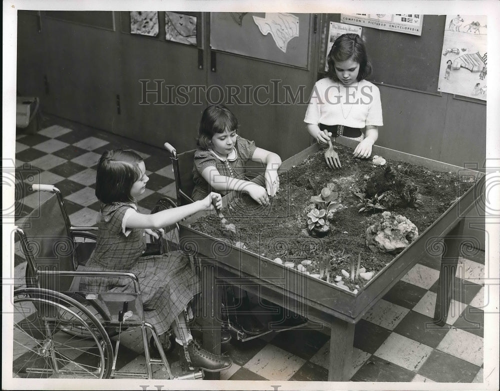 1953 Press Photo Rainbow Hospital, Linda Robinson, Marlene Kuches Katherine Howe - Historic Images