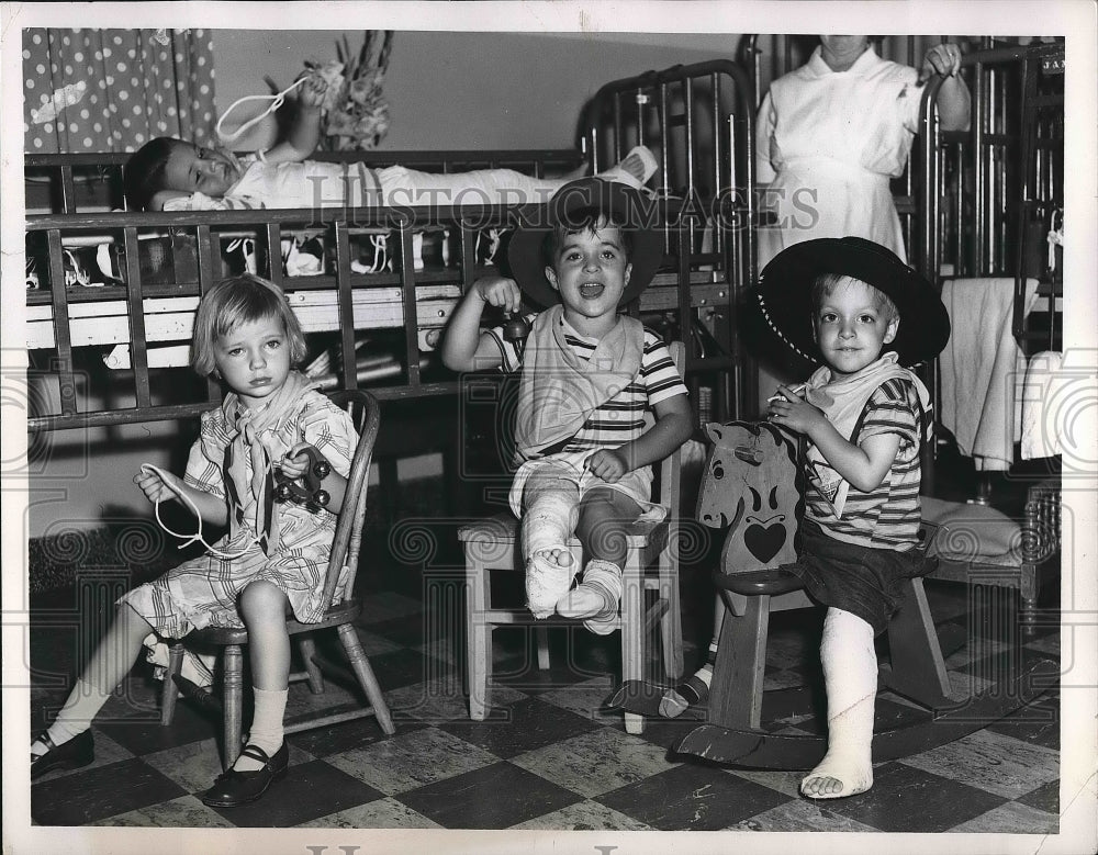 1952 Press Photo Deborah Hall, Tim Mack, Gregory Spisak at Rainbow Hospital - Historic Images