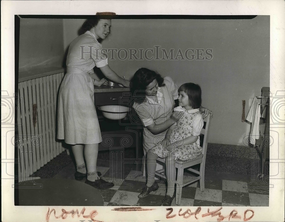 1943 Press Photo Margaret Walsh, Anne Ferron, Shirley, Rainbow Hospital - Historic Images