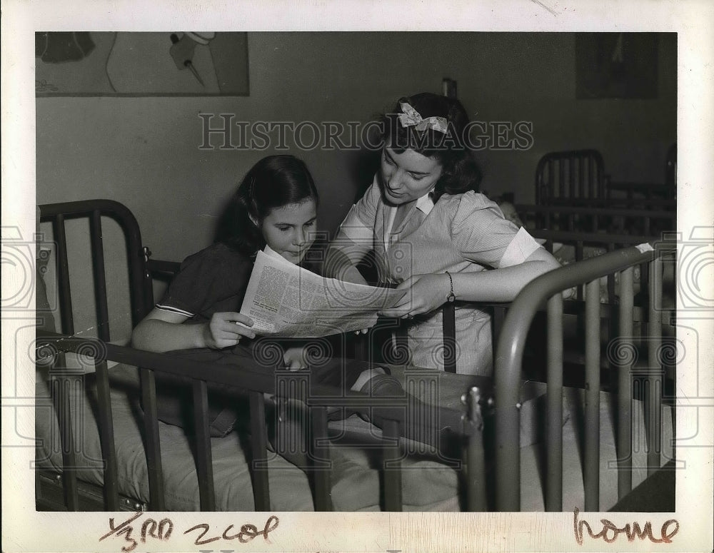 1942 Press Photo Betty Rowland of Toledo, Ohio, with Patsy at Rainbow Hospital - Historic Images