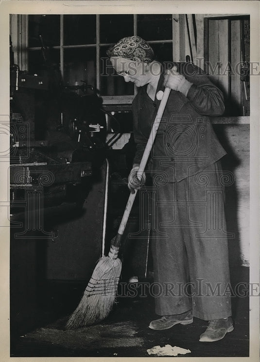 1943 Press Photo Mary Larson Lake Washington Shipyards Employee - nea83590 - Historic Images