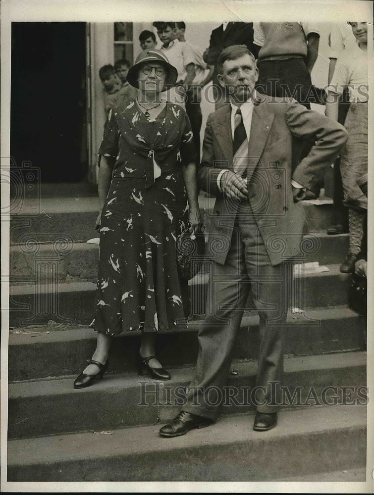 1932 Press Photo Mr. &amp; Mrs. Arlo E.B. Larsen During Testimony At Trial - Historic Images