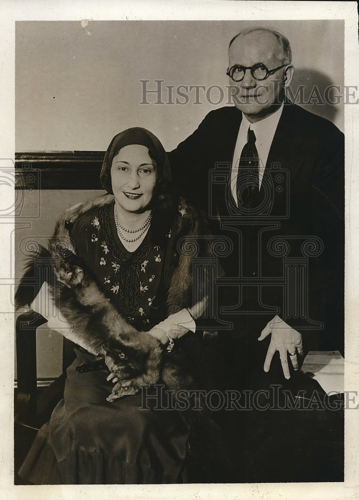 1931 Press Photo Miss Nan Kamp rewarded by boss for staying single - Historic Images