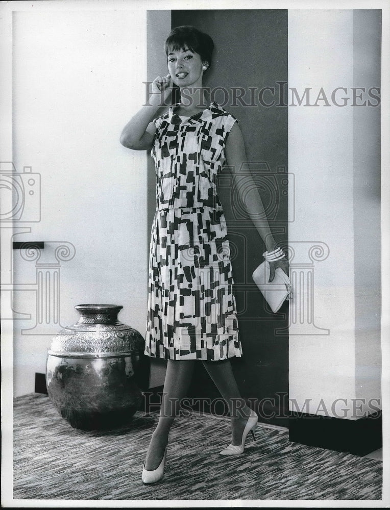 1962 Press Photo Summer dress form Flowerfield. - nea83718 - Historic Images