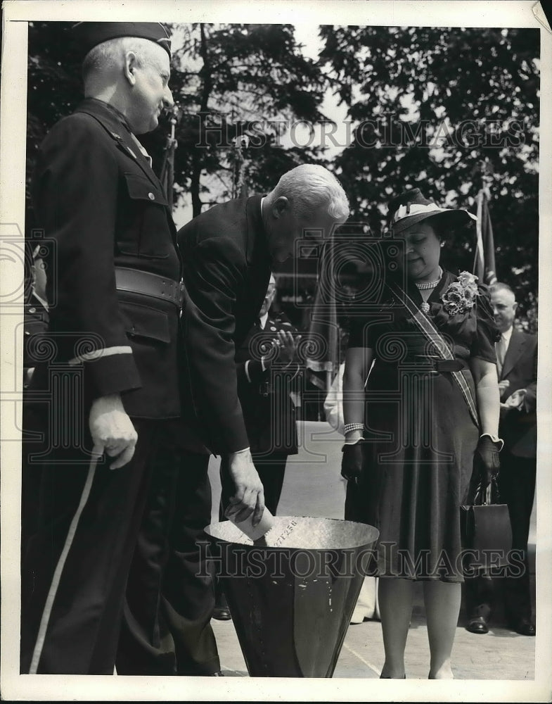 1939 Press Photo Paul McNutt placing soil at Peace Monument at Rockefeller Park - Historic Images