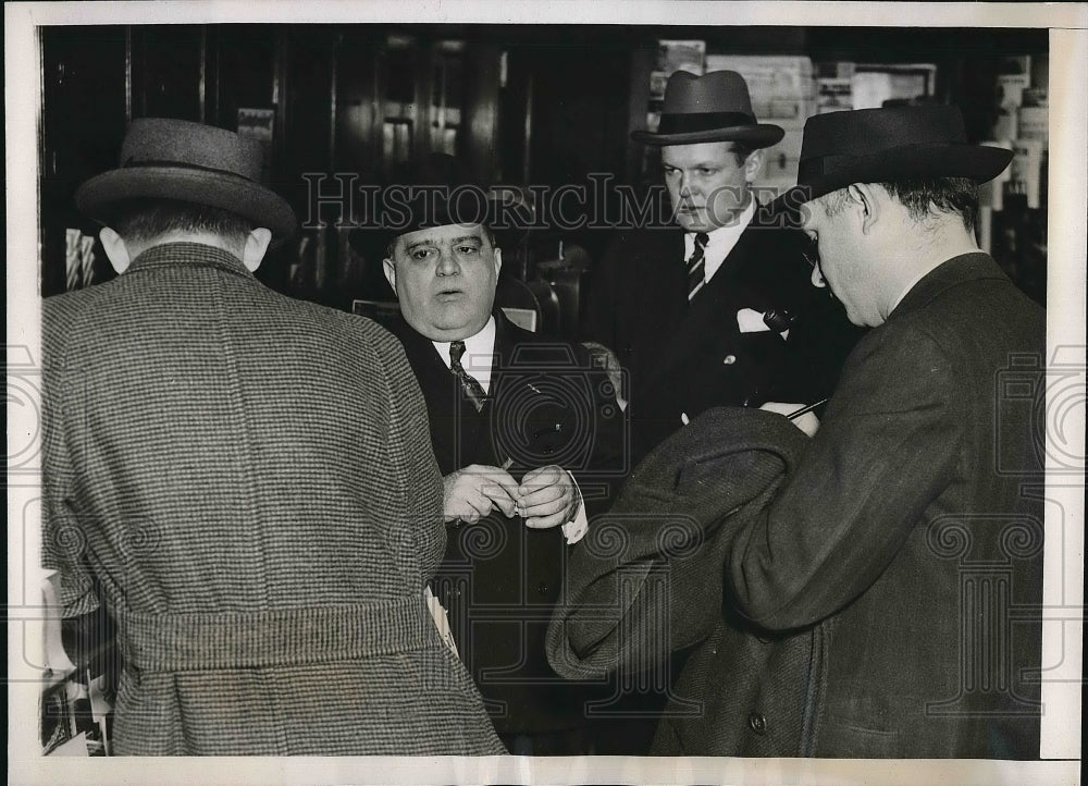 1938 New York Mayor Fiorello LaGuardia Talks With Reporters - Historic Images