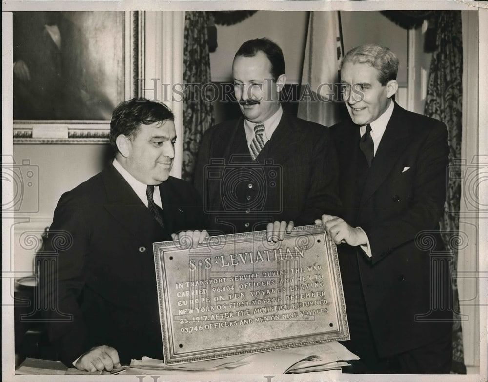 1938 New York Mayor LaGuardia Presents Plaque  - Historic Images