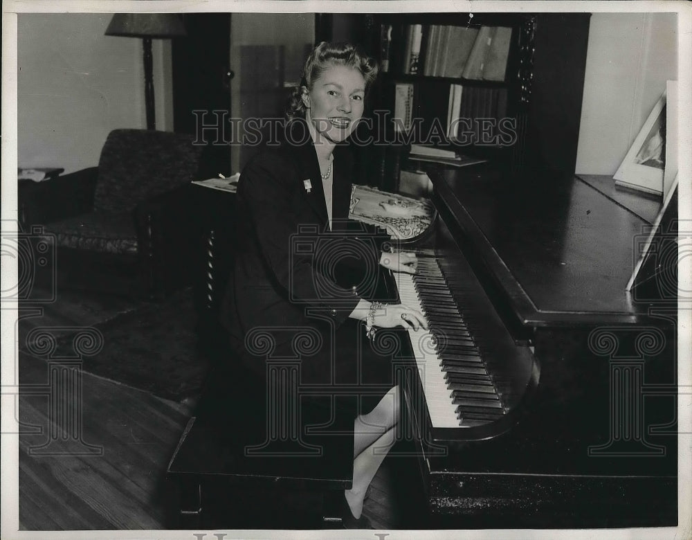 1939 Ms.Mildred Burt, studied costume and commercial designed. - Historic Images