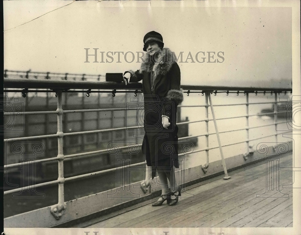 1927 Press Photo Mrs.Edward A Leight abroad the S.S. Leviathan to Europe. - Historic Images