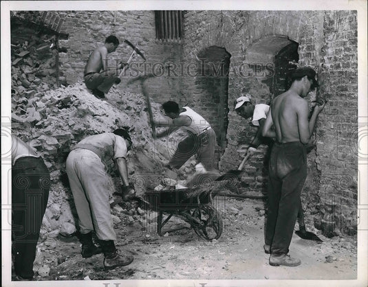 1950 Volunteer to help construct the Elizabeth Hospital in Berlin. - Historic Images
