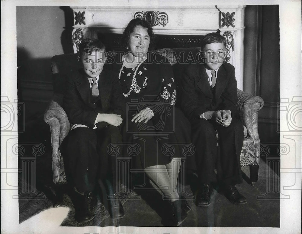 1933 Press Photo Mrs. Lowe With Sons Holling &amp; Richard In Biltmore Hotel Suite-Historic Images