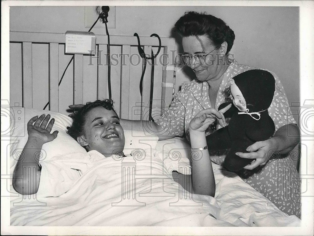 1943 Mrs. Hermance Barker &amp; Marie Barker At US Military Hospital - Historic Images