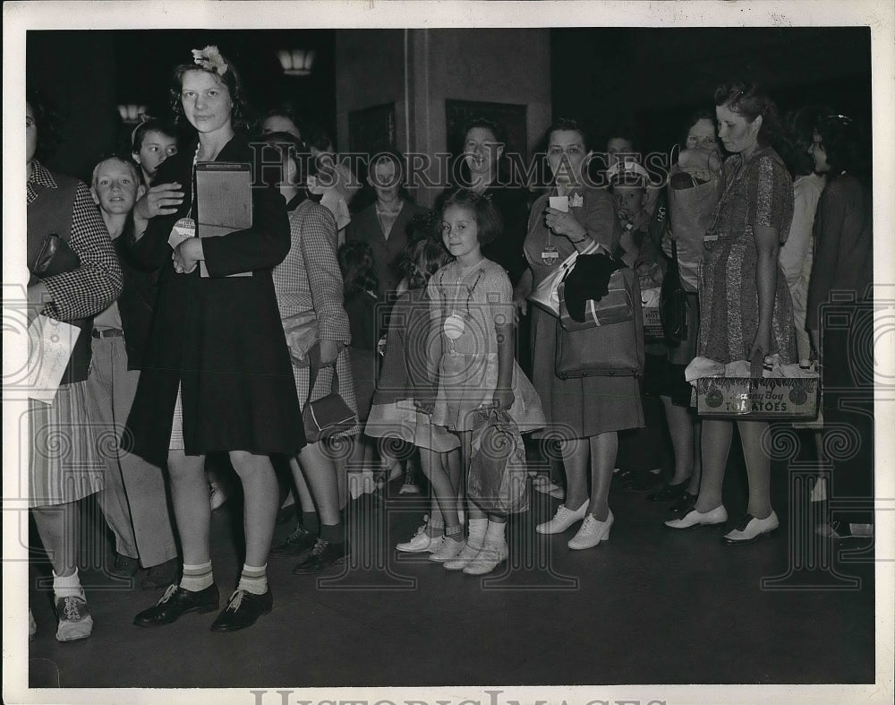 1946 Press Photo 4-H&#39;ers &amp; Parents Waiting At Terminal To Go In - nea83825 - Historic Images